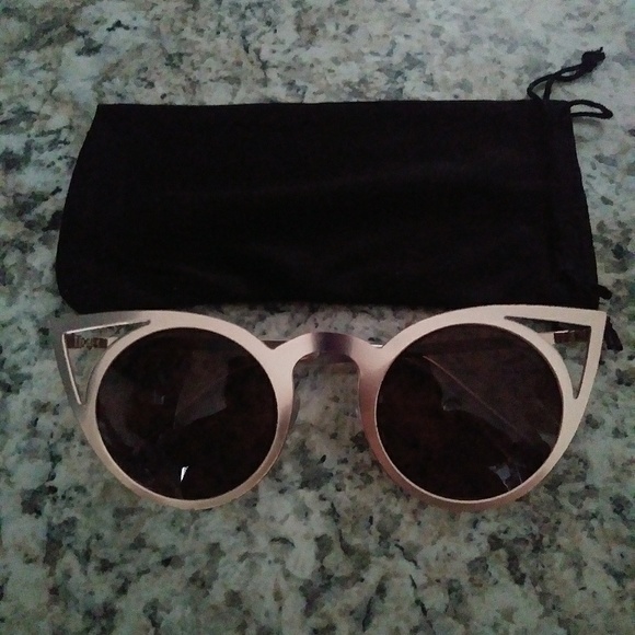 Accessories - ❤4 for $25❤Cat eye sunglasses